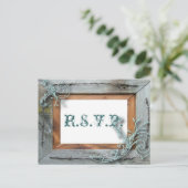 素朴なブルーバーンウッドカントリーウェディングRSVP インビテーションポストカード (スタンド正面)