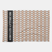 素朴なベージュおよび灰色のダイヤモンドの形パターン + 名前 キッチンタオル (横)