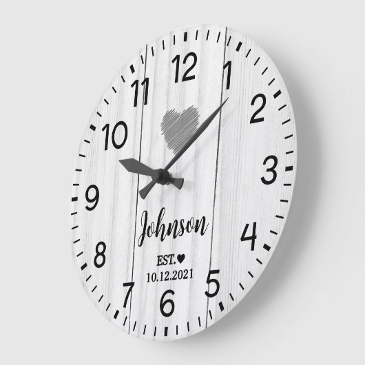素朴なホワイトウッドのラブカスタムネーム ラージ壁時計 (傾斜)