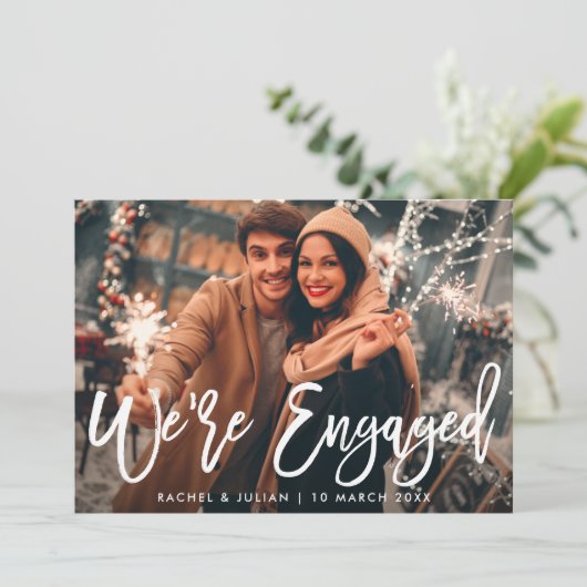 素朴なモダン白い台本の写真婚約パーティ 招待状 (スタンド正面)