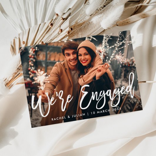 素朴なモダン白い台本の写真婚約パーティ 招待状