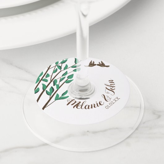 素朴なロマンチックな鳥の木の緑のカップル名 ワイングラスタグ (クローズアップ)