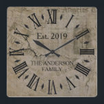 素朴なヴィンテージ風のニューヨークタイムズとウォールストリートジャーナルの壁掛け時計 スクエア壁時計<br><div class="desc">美しくユニークな、他に類を見ないシャビーシックでヴィンテージなデザインが特徴的な時計です。ヴィンテージのニューヨークタイムズとウォールストリートジャーナルの新聞の背景に、黒のタイポグラフィーであなたの家族の名前と創立年が入ります。 この時計を、あなた自身の個人的な情報にカスタマイズすることができます。 結婚祝い、結婚記念日、または新築祝いなどに最適な贈り物です。 「このテンプレートをカスタマイズ」をクリックして、名前、フォント、色を変更して、あなただけのユニークなデザインを作成してください。 あなたのリビングルーム、寝室、またはファミリールームにぴったりな、エレガントなアクセサリーです。 カスタマイズについてご不明な点があれば、ybnormalone@gmail.comまでお気軽にお問い合わせください。 www.zazzle.com/Personal_Creationsにお立ち寄りいただき、ありがとうございます。 ©Karen Hall</div>