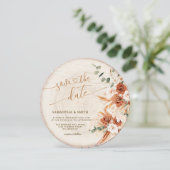 素朴な丸い木の切り口の木目模様のSave the Dateカード 招待状 (スタンド正面)