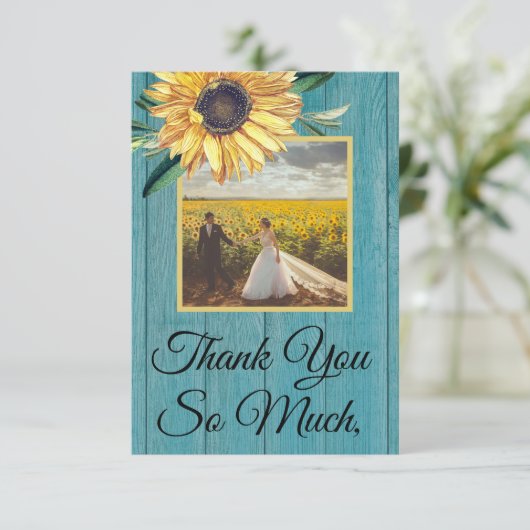 素朴な写真の黄色いひまわり 青い納屋の木 サンキューカード (スタンド正面)