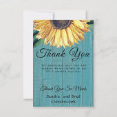 素朴な写真の黄色いひまわり 青い納屋の木 サンキューカード (裏面)