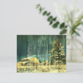 素朴な冬の常緑の古いbarnwoodのコテッジの小屋 ポストカード (スタンド正面)