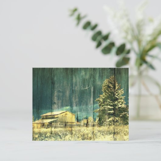 素朴な冬の常緑の古いbarnwoodのコテッジの小屋 ポストカード (スタンド正面)