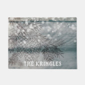 素朴な冬の松の木の枝雪片の名前 ドアマット (正面)