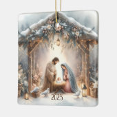 素朴な冬の花を添えたクリスマス・ナティビティ・シーンのカード セラミックオーナメント (左)
