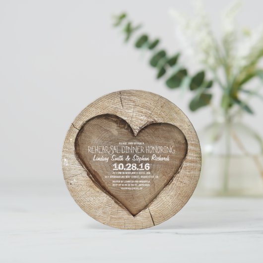 素朴な切り分けられた木の木製のハートのリハーサルの夕食 招待状 (スタンド正面)