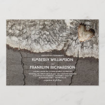 素朴な切り分けられた木製のハートの木の結婚式