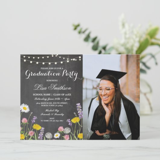 素朴な卒業パーティーのチョークの野生花の写真 招待状 (スタンド正面)