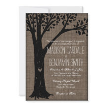 素朴な国によって切り分けられるハートの木の結婚式の招待