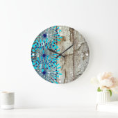 素朴な国の古い納屋の木製のティール（緑がかった色）の青の花 ラージ壁時計 (ホーム)