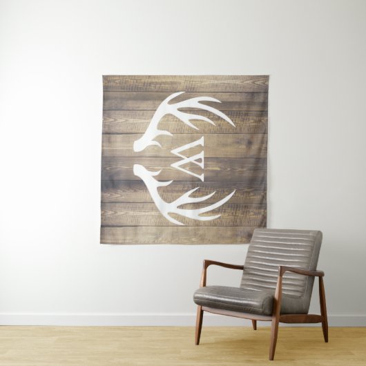 素朴な国の白いシカの(雄ジカの)枝角の納屋木 タペストリー (インサイチュ(横))