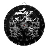 素朴な国の納屋の結婚披露宴の狩りのカップル ダーツボード (正面)