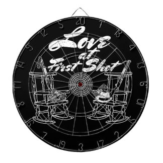 素朴な国の納屋の結婚披露宴の狩りのカップル ダーツボード