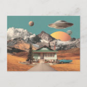 素朴な家の上に浮かぶシュールなUFO ポストカード (正面)