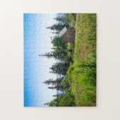 素朴な小屋がメインの牧草地に建っている ジグソーパズル (縦)