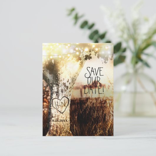 素朴な彫りの木とストリングライトのSave The Date 案内ポストカード (スタンド正面)