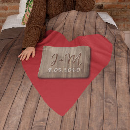 素朴な彫刻された木造のカップル名モノグラムのイニシャル フリースブランケット