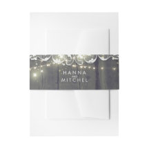 素朴な木およびひもライトレースの結婚式