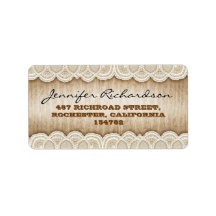 素朴な木と白いレースのウェディングラベル