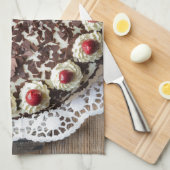 素朴な木に黒い森のケーキ キッチンタオル (四つ折り)