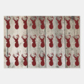 素朴な木のクリスマスディアーは赤いバッファローのチェックに耐える ラッピングペーパーシート (正面3)