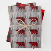 素朴な木のクリスマスディアーは赤いバッファローのチェックに耐える ラッピングペーパーシート (インサイチュ)