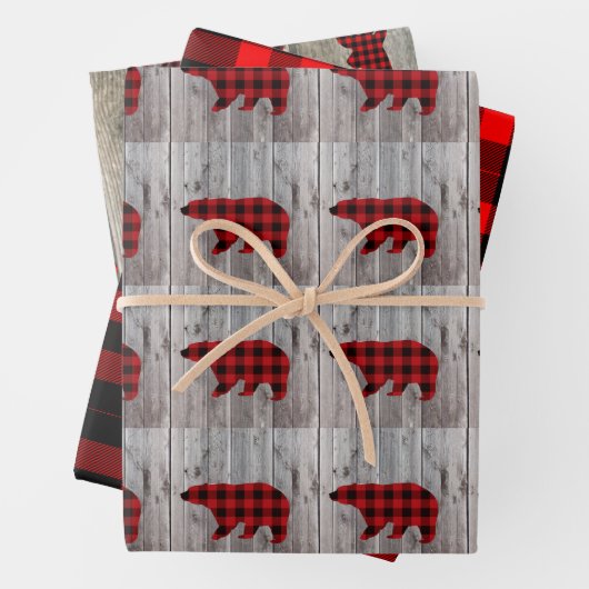 素朴な木のクリスマスディアーは赤いバッファローのチェックに耐える ラッピングペーパーシート (インサイチュ)