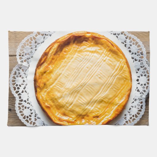 素朴な木のケーキの上にチーズケーキ。 キッチンタオル (横)