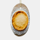 素朴な木のケーキの上にチーズケーキ。 セラミックオーナメント (右)