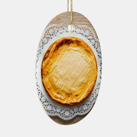 素朴な木のケーキの上にチーズケーキ。 セラミックオーナメント (右)