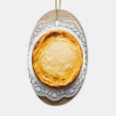 素朴な木のケーキの上にチーズケーキ。 セラミックオーナメント (左)