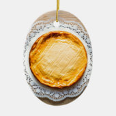 素朴な木のケーキの上にチーズケーキ。 セラミックオーナメント (正面)