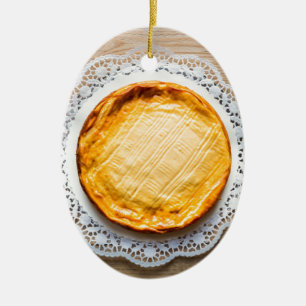 素朴な木のケーキの上にチーズケーキ。 セラミックオーナメント