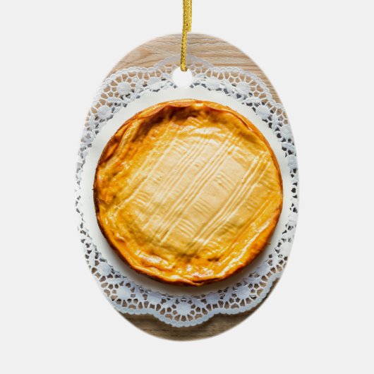 素朴な木のケーキの上にチーズケーキ。 セラミックオーナメント (正面)