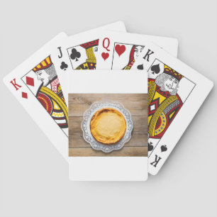 素朴な木のケーキの上にチーズケーキ。 トランプ