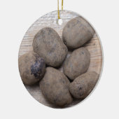 素朴な木のジャガイモの概念 セラミックオーナメント (左)