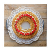 素朴な木の上にさくらんぼとフランクフルトクラウンケーキ タイル (正面)