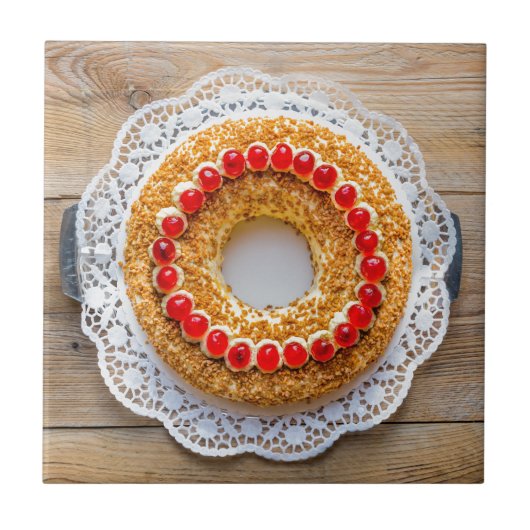 素朴な木の上にさくらんぼとフランクフルトクラウンケーキ タイル (正面)