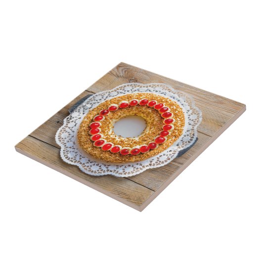 素朴な木の上にさくらんぼとフランクフルトクラウンケーキ タイル (側面)