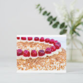 素朴な木の上にさくらんぼとフランクフルトクラウンケーキ ポストカード (スタンド正面)