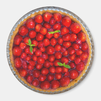 素朴な木の上にミント葉ントの付いたストロベリーケーキ マグネット