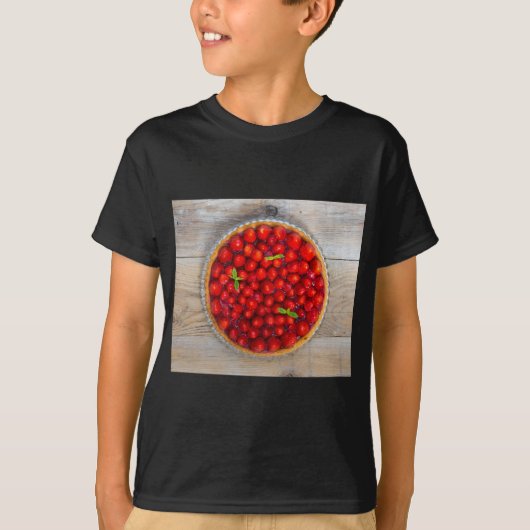 素朴な木の上にミント葉ントの付いたストロベリーケーキ Tシャツ (正面)
