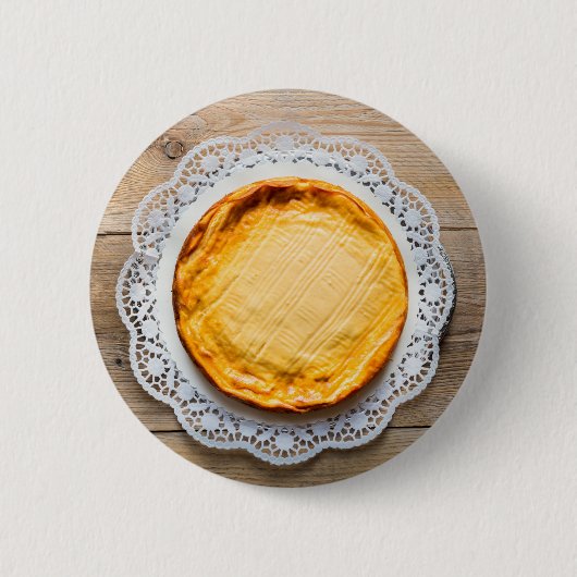 素朴な木の上のチーズケーキ 缶バッジ (正面)