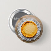 素朴な木の上のチーズケーキ 缶バッジ (正面&裏面)