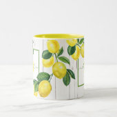 素朴な木の上のモノグラムの国レモンの水色 ツートーンマグカップ (中央)